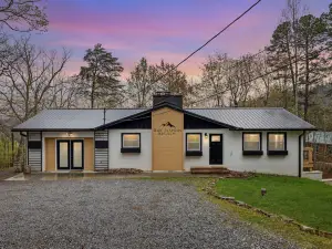 Bluff Mountain Bungalow 4 Bedroom Home by RedAwning