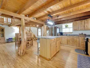 Pet-Friendly Cabin on 3 Acres 7 Mi to Uvalde!
