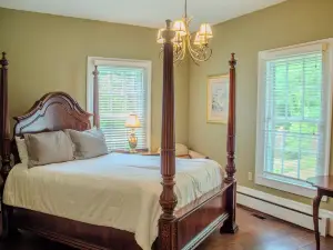 The Sage Suite - Private Studio w/ Ensuite Bath in Historic Downtown Home