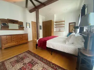 Charming 2-bedroom suite A with WiFi, AC in adorable Elkader