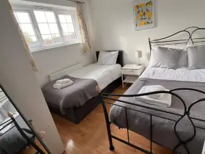 Tranquil Turquoise - 3 Bed House With Parking