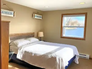 Lakefront home w/ Sunroom beach, kayaks, dock and laundry. 4 bd. Pet Friendly!
