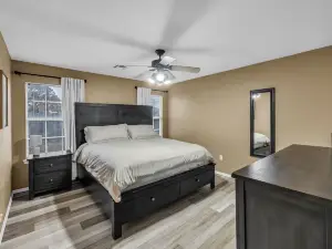 Charming 3-bedroom house w/KING Bed in Prime Location of Owasso w/WiFi