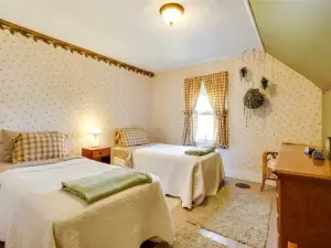 Pittsburg Vacation Rental ~ 1 Mi to Lake Francis!
