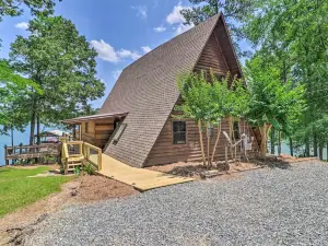 Lake Martin Cabin w/ Luxury Dock & Kayaks!