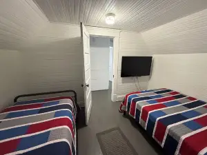 Summer House by LC's Lodging. 2Br 1.5Bath Close to Many Hatfield McCoy Trails!