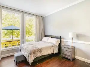 Luxury  6 Bedrooms House