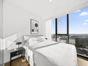Refined 2-Bed With Luxurious Building Amenities