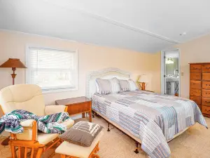 3BR Lakefront Lake Murray w/ Dock, Dog Friendly
