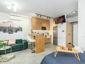 Lush Home Near Varso Tower
