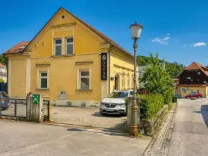 Jantar Apartments