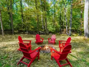 Spacious w Hot Tub, Fire Pit, Deck, Grill and WiFi