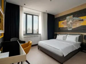 Maccani Black Luxury Suites