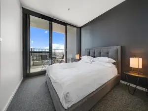 Chic 1-Bed with Stunning Lake View & Indoor Pool