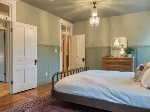 The Nightingale by Avantstay Historic Catskills Retreat Lake Views + Near Hudson Sleeps 18