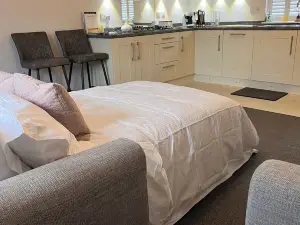 Luxury Apartment in Central Lichfield. Free Parking. Sleeps from 1 to 6 People