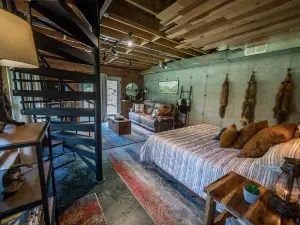 Cozy Log Cabin w/Hot Tub - King Bed - Private Acreage - Mississippi Getaway