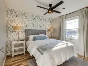 Stylish Twin Condos, Sleeps 12, Private Fenced Yards, Firepits, Easy Parking