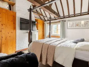 This charming 17th Century Grade II listed Cottage