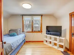 Charming 4-bedroom bungalow in lovely Fort Atkinson near Lake