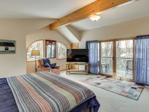 4-season Recreation: Secluded Pike River Cabin