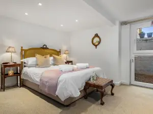 The Cwtch Apartment - Sea Views, Walk to Beach