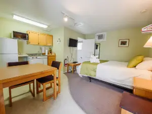 Lakeside Studio w/ Balcony at Green Gables Resort