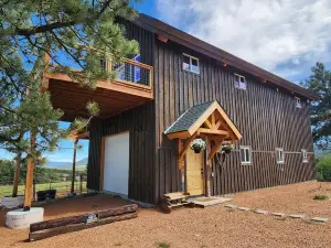 Charming mountain barndominium  on 44 acres! Views, beautiful barndominium!