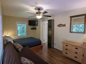 Perfect home base for all things "Redwoods Space to park boat. Dog friendly.