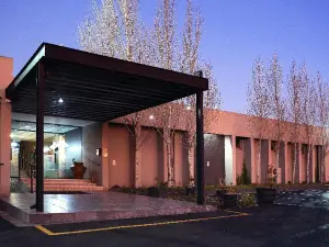 Qs Evander Hotel and Apartments
