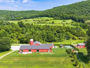 The Bear Barn by Avantstay 150-acre Historic 1860 Barn Fire Pit + Mountain Views