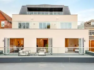 2Bd, 2BA Urban Oasis Chcl F4