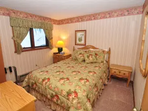 Ski-in ski-out 1 Bdrm Chalet w sauna on slopes & lake - sleeps 2
