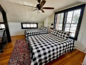 Historical cottage located in the heart of downtown (pet friendly)