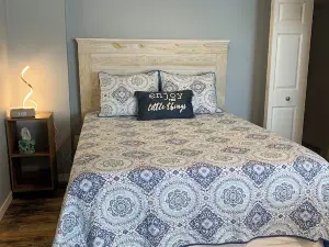 Cozy apartment close to downtown Hannibal with full kitchen, A/C, and Wi-Fi