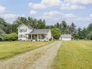 Wolcottville Farmhouse: 18 Mi to Shipshewana