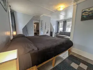 Rustic & Renovated Hot Tub/Game Room Sleeps 8Ppl