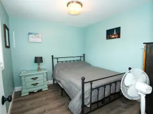 Cape Escape in North Truro. Completely renovated. 1/2 mile walk to the beach.