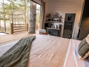 Cute Elevated Tiny House with Private Hot Tub for Romantic Escapes in Alabama