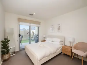 Ground Level 1-Bed: Courtyard & Alfresco Dining