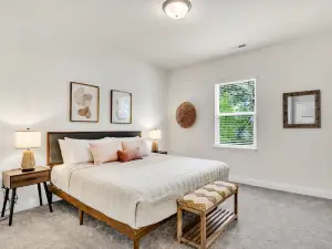 2BR Greer Condo: Pet-Friendly, King Beds, Fire Pit