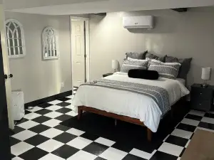 Charming 1-bedroom diner theme apartment with AC and WiFi in Morrow
