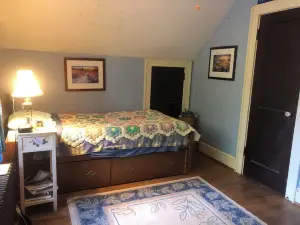 3-bedroom bungalow very near downtown and walking distance to VT