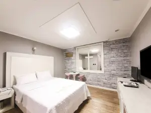 Muan White House Hotel
