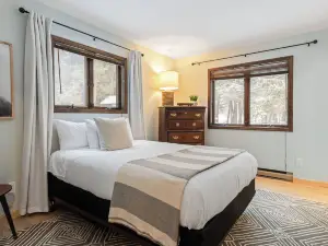Catskills Mountain Home Near Windham w/ Fireplace & Open Living Deer Run Lodge by Avantstay