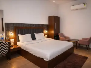 The Heaven Wood Farms - A Luxury Resort with Pool & Premium Room