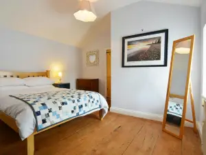 Y Bwthyn, Aberaeron with 2 bedrooms and 1 bathrooms