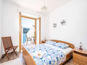 Apartment Bobić- Three Bedroom Apartment with Balcony and Sea View