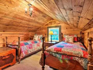 Historic cabin with fire pit, walk to village