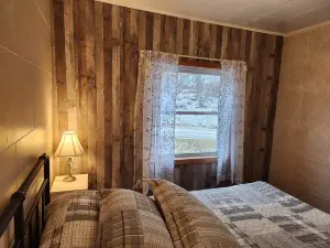 Charming 3 Bedroom Farm House Perfect for All Season Activities in the Country!